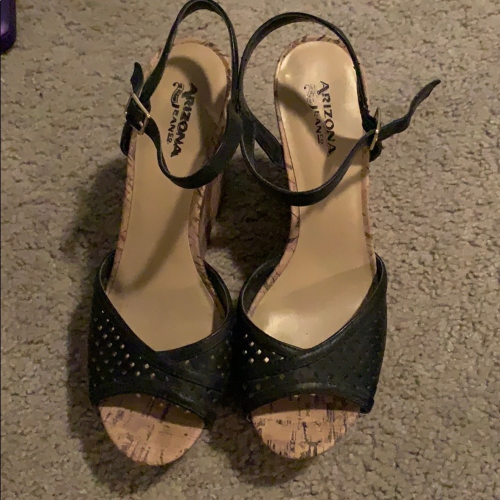 Black wedges